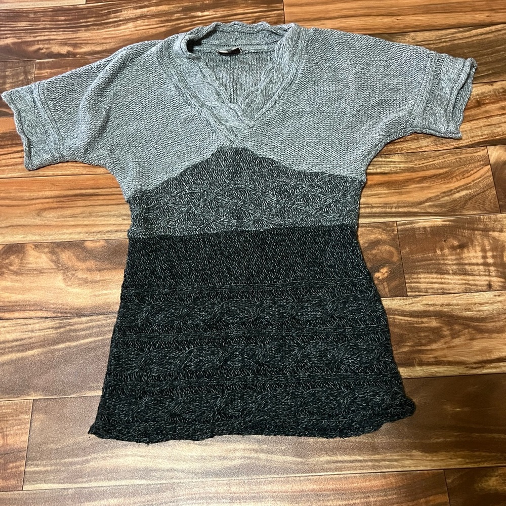 Pink Rose Short Sleeve Sweater Women’s Size L Gray And Black Hip Length